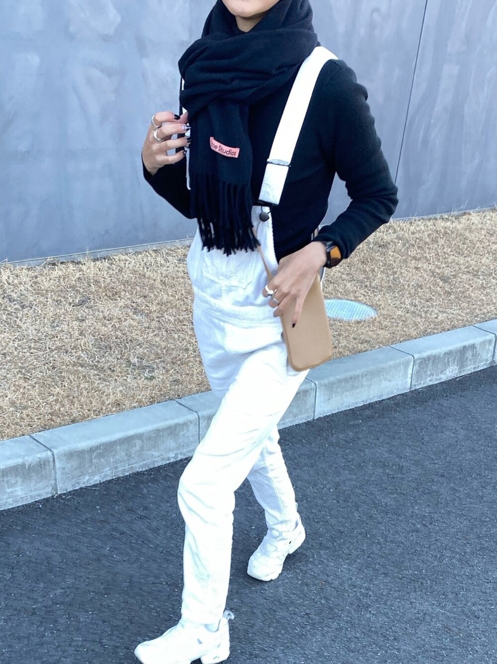 「サロペット、AcneStudios、アクネ、マフラー、白、シンプル、ラクチンコーデ、カジュアルコーデ、カジュアル、メンズライク」｜「TODAYFULのボリュームボールリング（リング、シルバー系）」を使った、りょんさん（レディース・165cm）の冬コーディネートの1枚目の写真