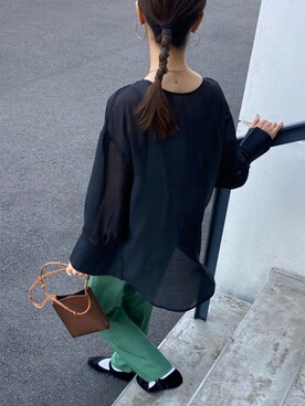 「シア―ブラウス」｜「アイテム（スラックス）」を使った、りょんさん（レディース・165cm）の春コーディネート