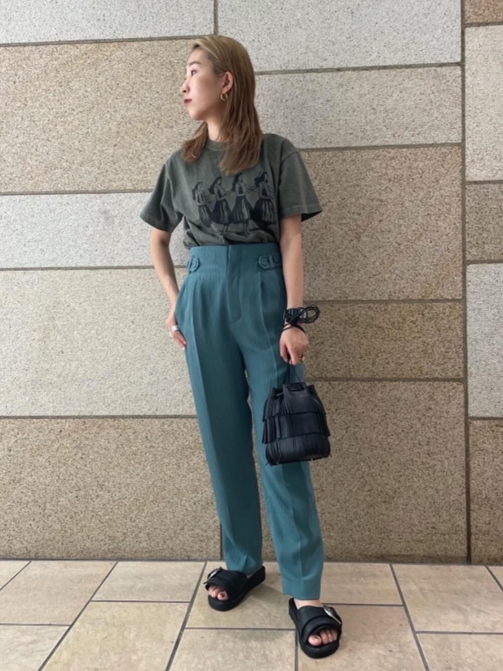 ブラック系のサンダル、グリーン系のTシャツ/カットソー、グリーン系のその他パンツを着用したレディースの春コーディネートの1枚目の写真