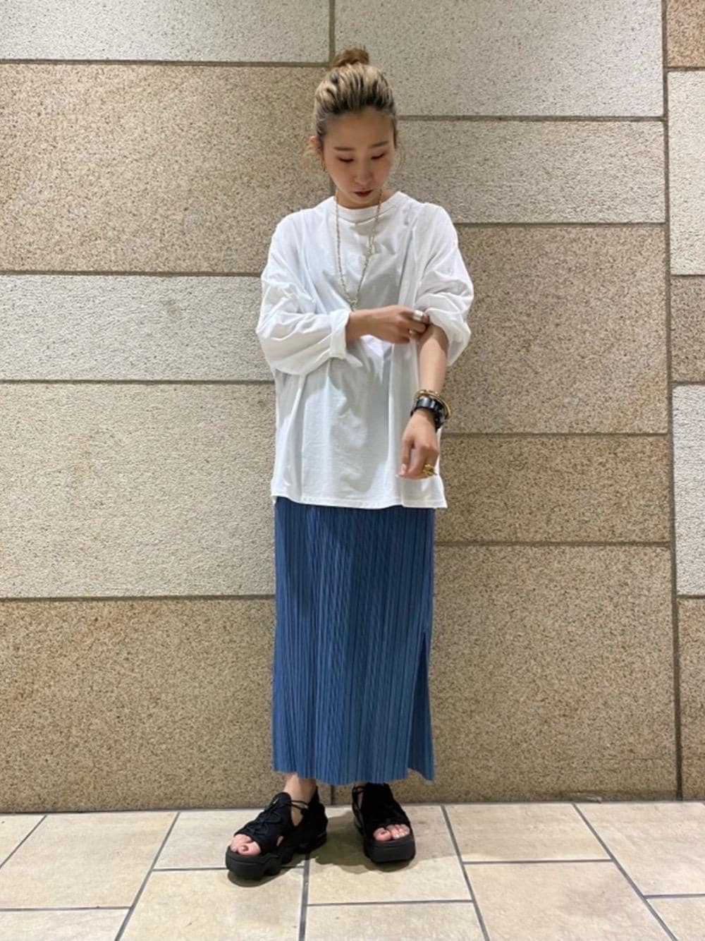 「トレンド、スカート、リラックス、シューズ、Tシャツ/カットソー、T SHIRTS STYLE、トラベル /リゾート、アウトドア/アスレジャー」｜「BEAUTY&YOUTH UNITED ARROWSのBY∴ コットン天竺ビッグロングスリーブTシャツ（Tシャツ/カットソー、ホワイト系）」を使った、YOSHIDA MAYUさん（レディース・162cm）の春コーディネートの1枚目の写真