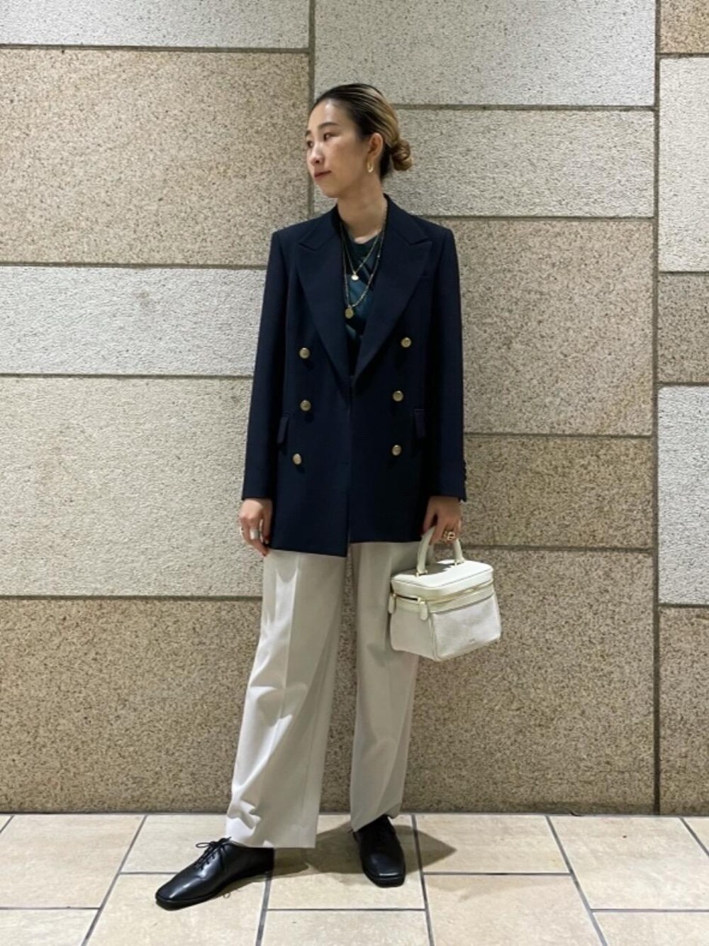 ブラック系のその他シューズ、ホワイト系のハンドバッグ、グリーン系のTシャツ/カットソーを着用したレディースの秋コーディネートの1枚目の写真