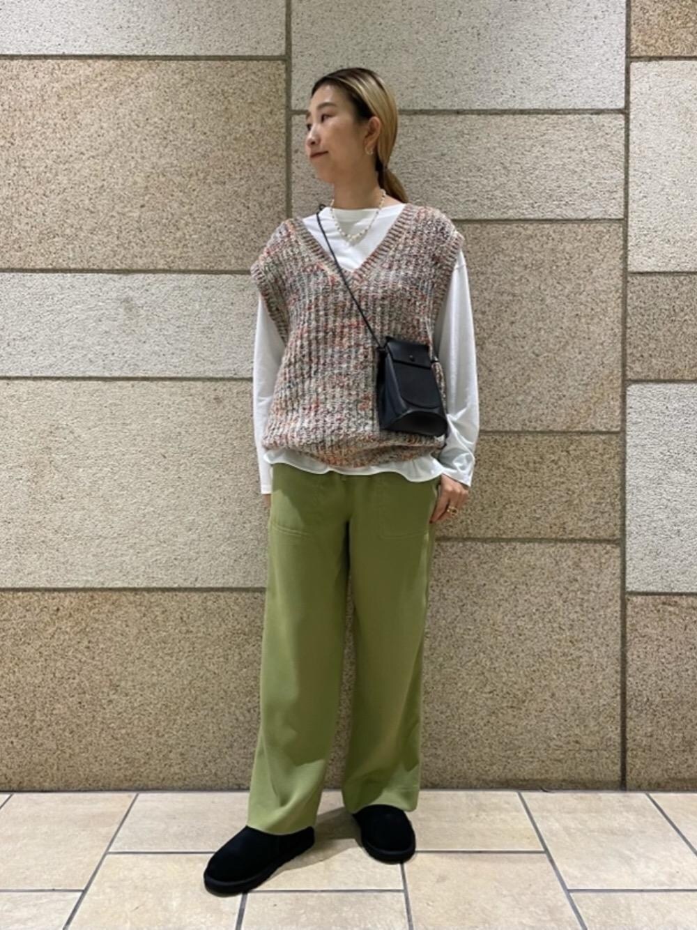 「トレンド、リラックス、シューズ、フェミニン、Tシャツ/カットソー、EXCLUTIVE ITEM STYLE、👟バッグ、アウトドア/アスレジャー、ニット/セーター、ぱんつ」｜「BEAUTY&YOUTH UNITED ARROWSのBY 淡水パール×マルチカラービーズ ネックレス M ∴（ネックレス、その他）」を使った、YOSHIDA MAYUさん（レディース・162cm）の秋コーディネートの1枚目の写真