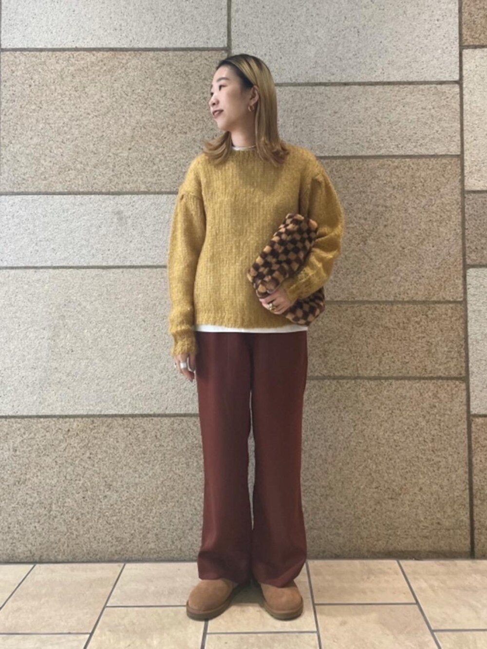 「トレンド、リラックス、シューズ、Tシャツ/カットソー、EXCLUTIVE ITEM STYLE、👟バッグ、トラベル /リゾート、アウトドア/アスレジャー、ニット/セーター、ぱんつ」｜「BEAUTY&YOUTH UNITED ARROWSのBY コットンクルーネックロングスリーブTシャツ（Tシャツ/カットソー、ホワイト系）」を使った、YOSHIDA MAYUさん（レディース・162cm）の秋コーディネートの1枚目の写真