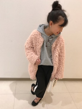 「お団子ヘアー」｜「アイテム（パーカー、グレー系）」を使った、jazminneさん（キッズ・130cm）の冬コーディネート