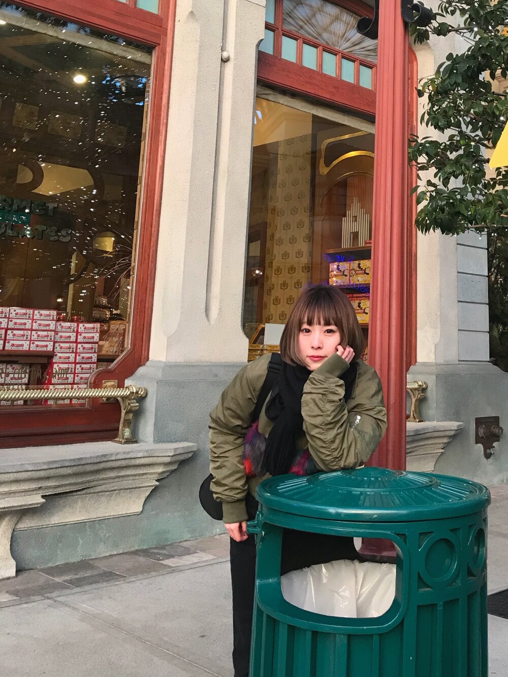 「MA-1、ファー、カーキ、スリット、ショルダーバッグ、USJ、休日スタイル、jouetie、x-girl、ラフ」｜「jouetieのフェイクファーポケットフライトジャケット（ミリタリージャケット、グリーン系）」を使った、わいみーさん（レディース・154cm）の冬コーディネートの1枚目の写真