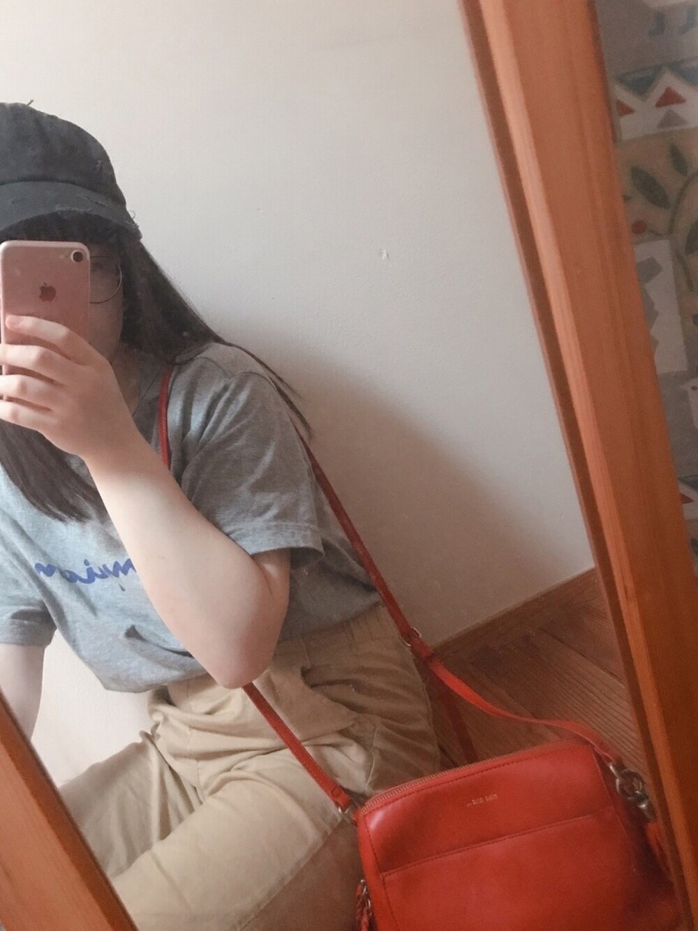 グレー系のTシャツ/カットソー、ベージュ系のデニムパンツ、レッド系のショルダーバッグを着用したレディースの春コーディネートの1枚目の写真