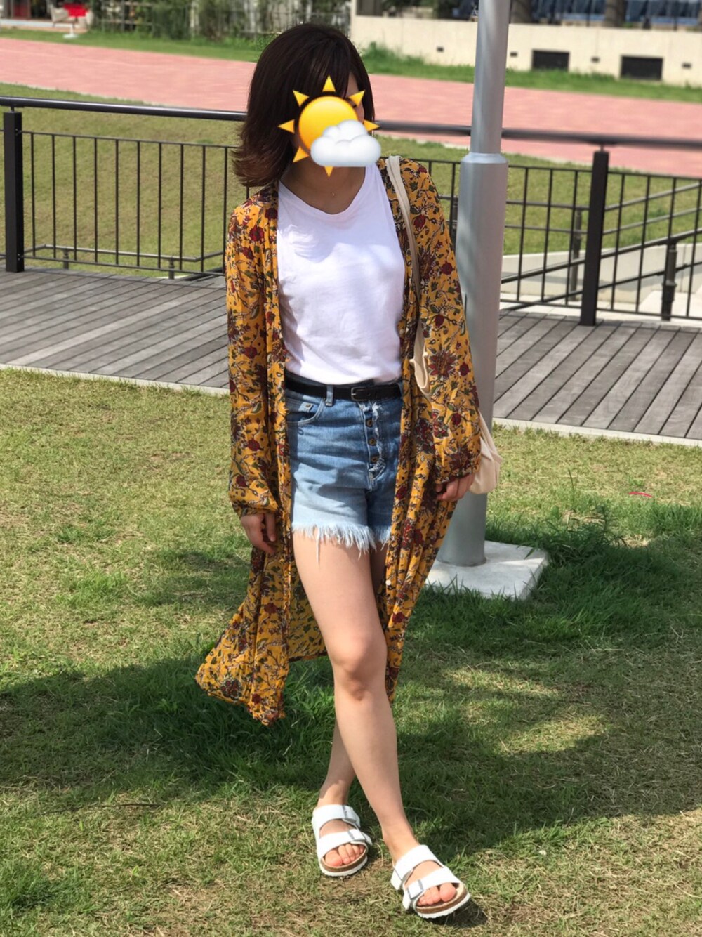 「シャツワンピース、柄シャツ、長袖シャツ、イエロー、ショートパンツ、Ungrid、ノースリーブ、ビルケンシュトック、ビルケンシュトック　サンダル」｜「Ungridのフラワープリントロングガウン（シャツ/ブラウス、イエロー系）」を使った、もも🦉さん（レディース・168cm）の夏コーディネートの1枚目の写真