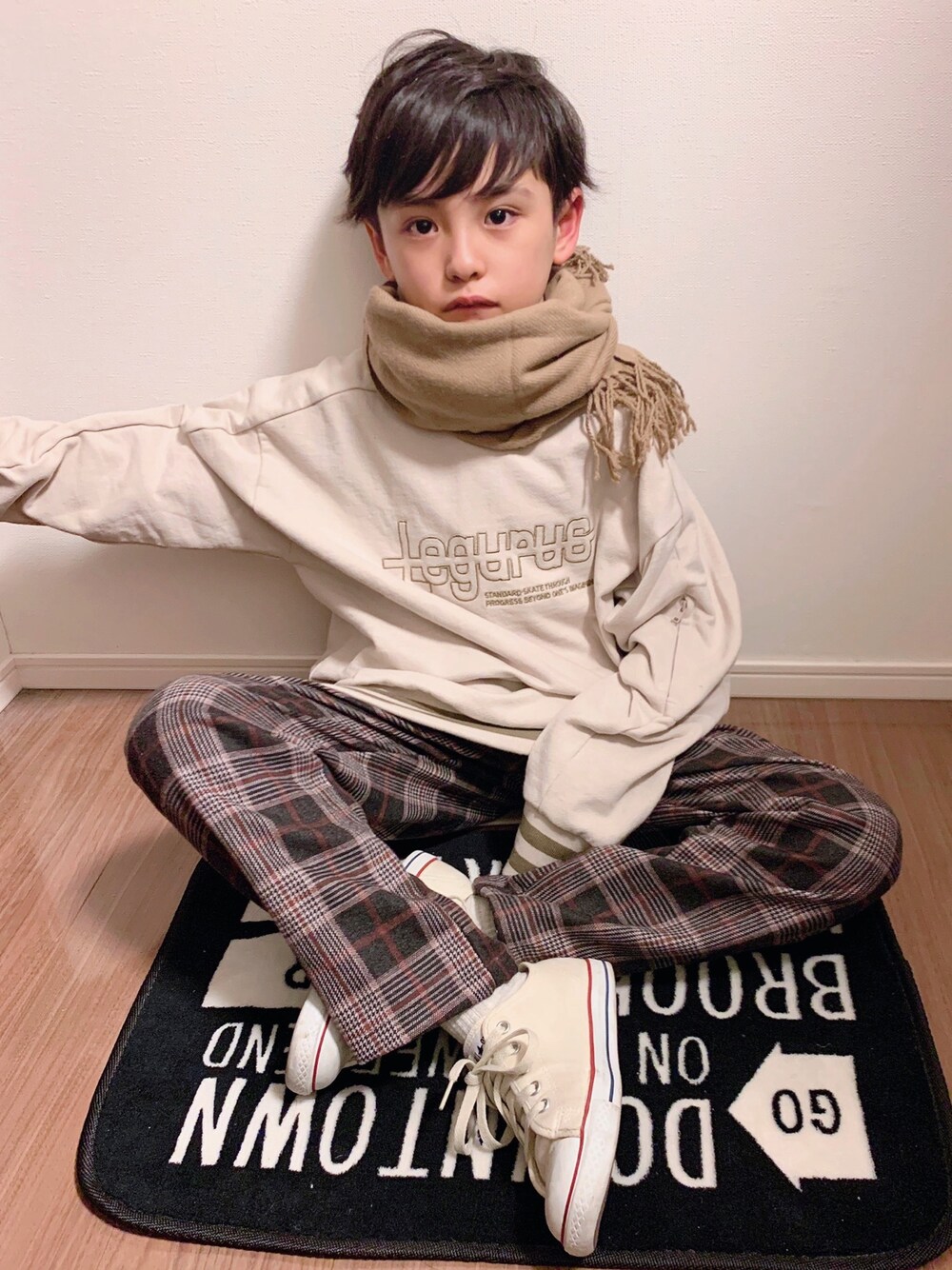 ベージュ系のスウェット、グレー系のその他パンツ、ホワイト系のスニーカーを着用したキッズの冬コーディネートの1枚目の写真