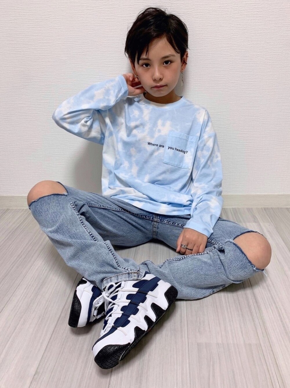 ブルー系のTシャツ/カットソー、ホワイト系のスニーカー、ブラック系のリングを着用したキッズの春コーディネートの1枚目の写真