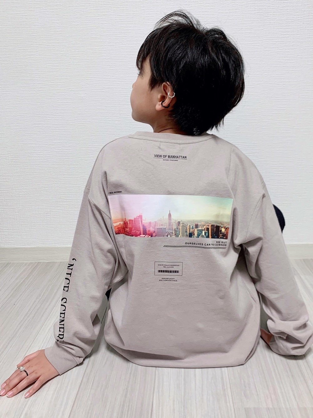 グレー系のTシャツ/カットソー、ブルー系のデニムパンツ、ブラック系のイヤーカフを着用したキッズの春コーディネートの1枚目の写真