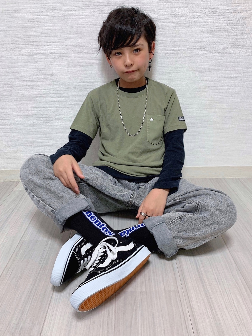 グリーン系のTシャツ/カットソー、グレー系のデニムパンツ、ブラック系のスニーカーを着用したキッズの春コーディネートの1枚目の写真