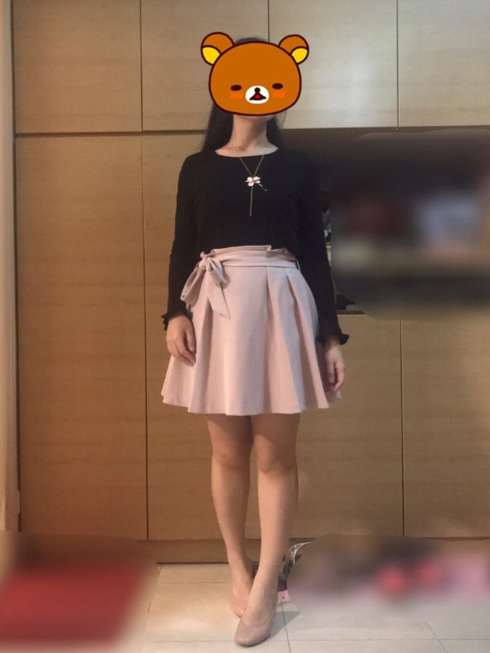 「通勤コーデ、秋のコーデ、秋コーデ、ガーリー、キレイめ、オトナ女子、黒ピンク、ピンクスカート、ピンクヒール、フェミニン」｜「accessoriesのアイテム（その他、ピンク系）」を使った、Morino_kumaさん（レディース・159cm）の秋コーディネートの1枚目の写真