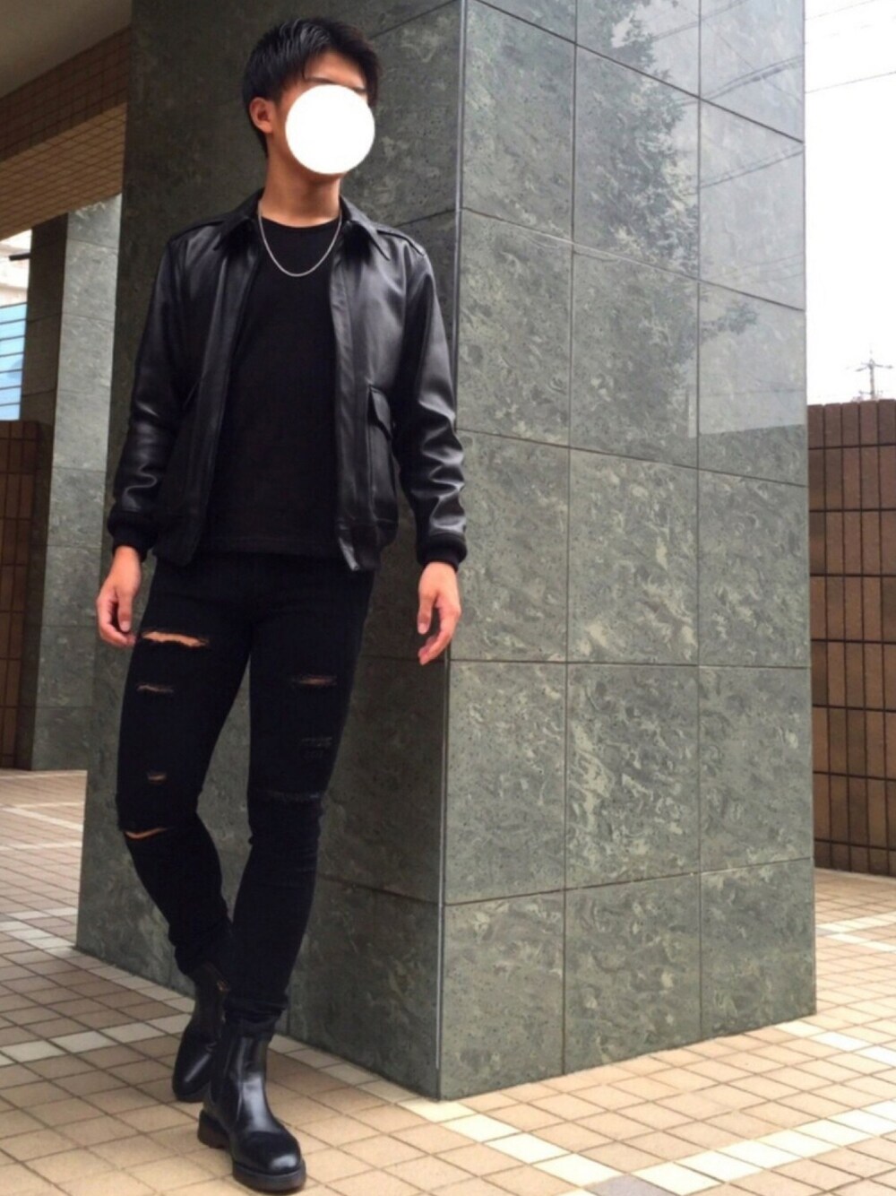 「秋コーデ、モノトーン、Dr.Martens、ライダース、オールブラック、ダメージデニムパンツ、黒、レザージャケット、シンプル、ブラック」｜「green label relaxingのアイテム（ライダースジャケット、ブラック系）」を使った、ひでさん（メンズ・167cm）の秋コーディネートの1枚目の写真