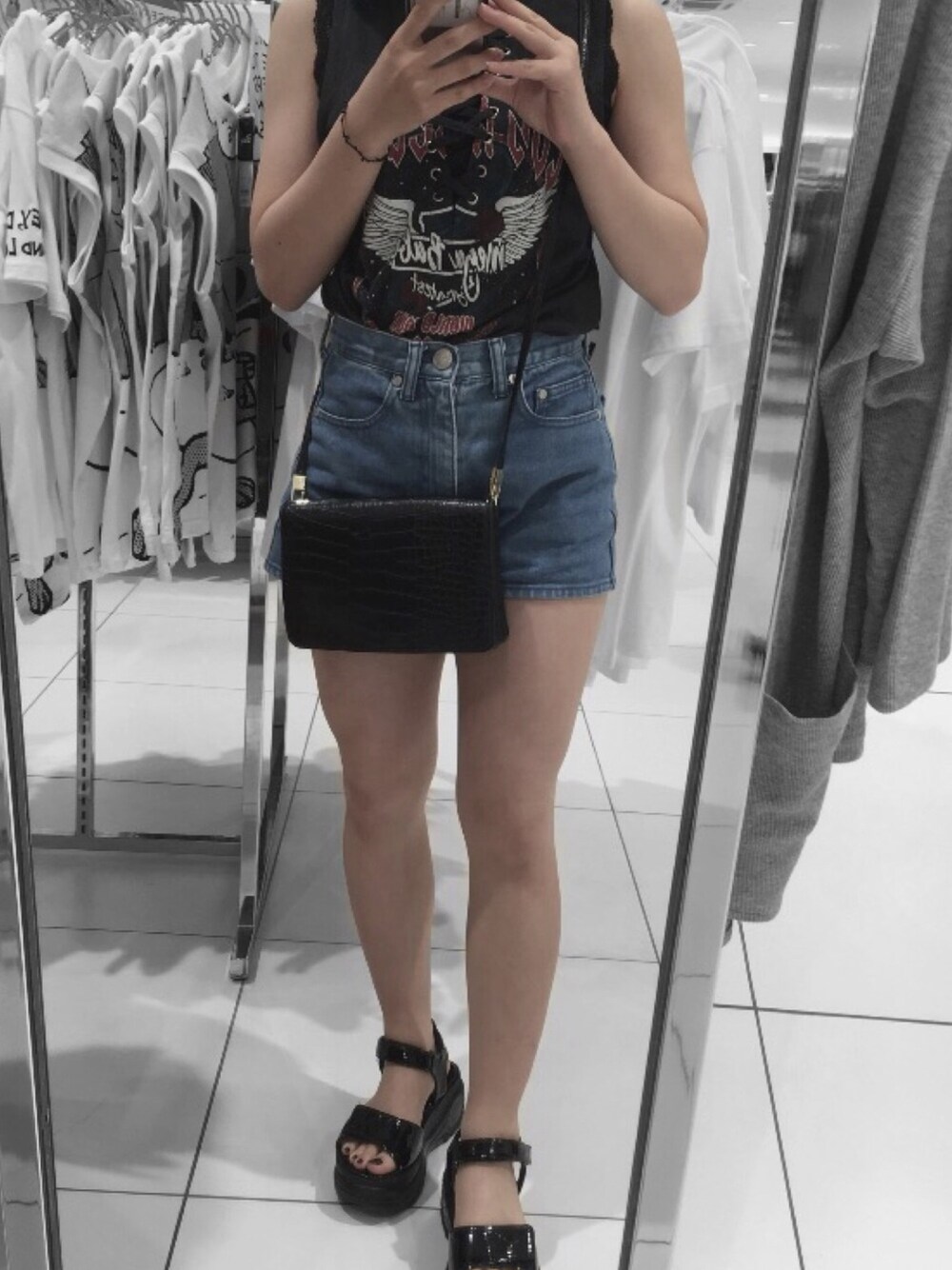 「summer、ノースリーブ、H&M、WC、EMODA、ショートパンツ、デニム」｜「UNIQLOのアイテム（タンクトップ、ブラック系）」を使った、ズミさん（レディース・147cm）の夏コーディネートの1枚目の写真