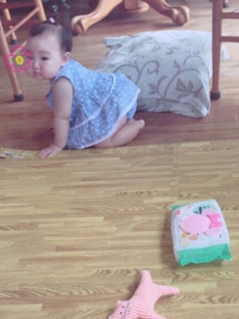 ブルー系のチュニック、ピンク系のヘアゴムを着用したキッズの夏コーディネートの1枚目の写真