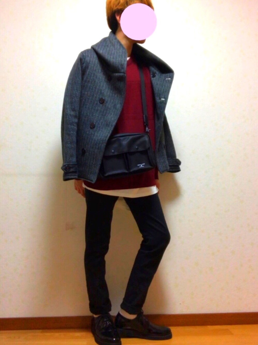 「バッグ、ショルダーバッグ、GU、ニット、革靴、おしゃれさんと繋がりたい」｜「ikkaのシャンブレーミニショルダーバッグ（ショルダーバッグ、ブラック系）」を使った、ベーデンさん（メンズ・170cm）の秋コーディネートの1枚目の写真