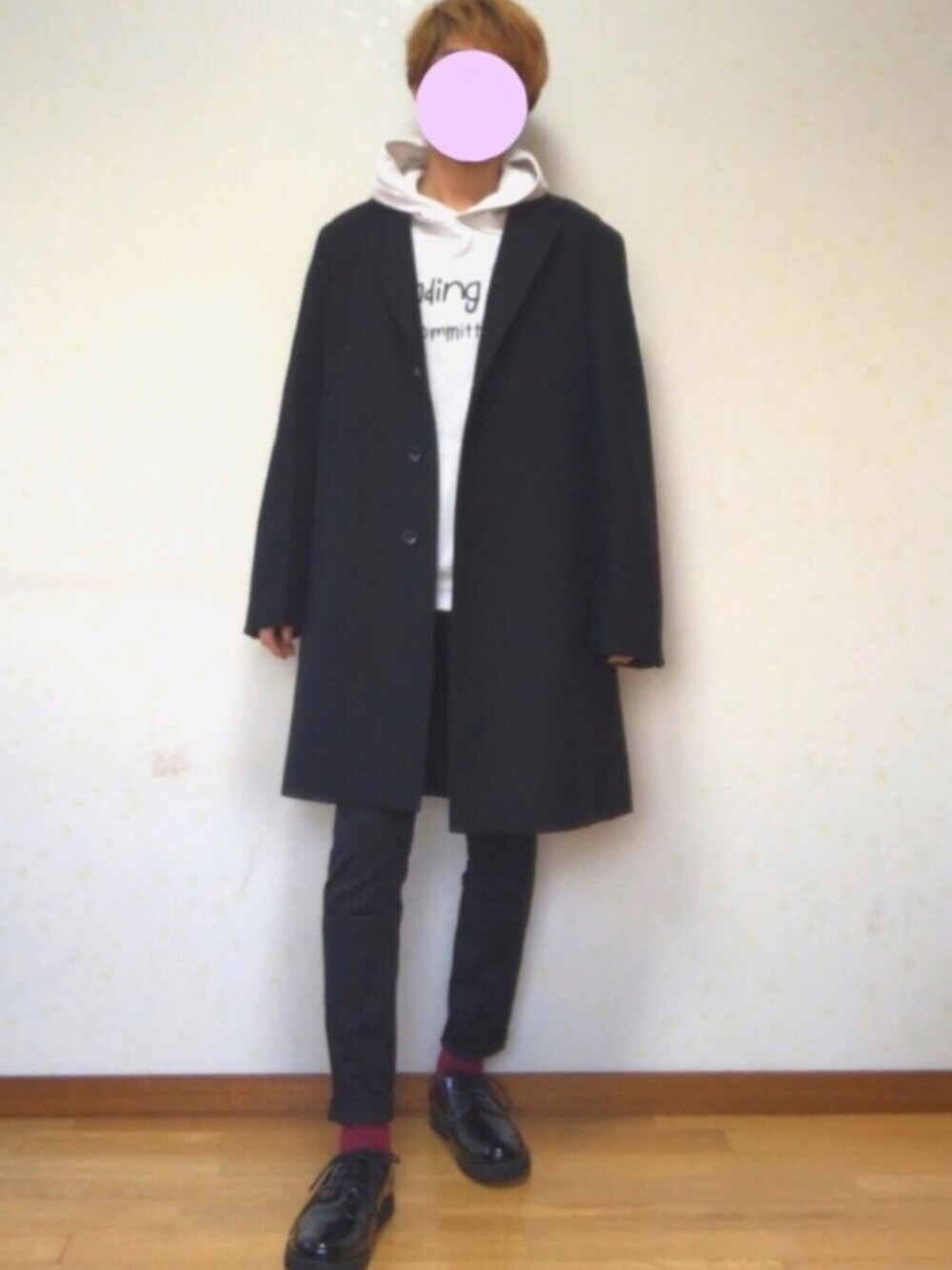 「GU、confirm、ユニクロ、AAA+、チェスターコート、パーカー、白、ワンポイント、赤、おしゃれさんと繋がりたい」｜「GUのアイテム（チェスターコート、ブラック系）」を使った、ベーデンさん（メンズ・170cm）の冬コーディネートの1枚目の写真