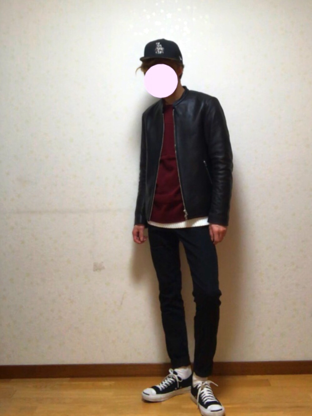 ブラック系のスニーカー、レッド系のニット/セーター、ホワイト系のニット/セーターを着用したメンズの冬コーディネートの1枚目の写真