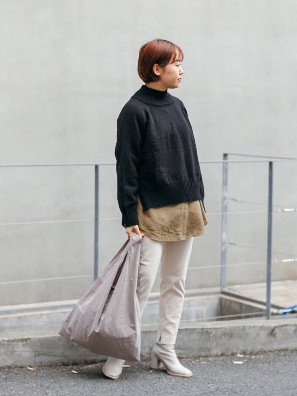 ブラック系のニット/セーター、グリーン系のシャツ/ブラウス、ホワイト系のブーツを着用したレディースの秋コーディネートの1枚目の写真