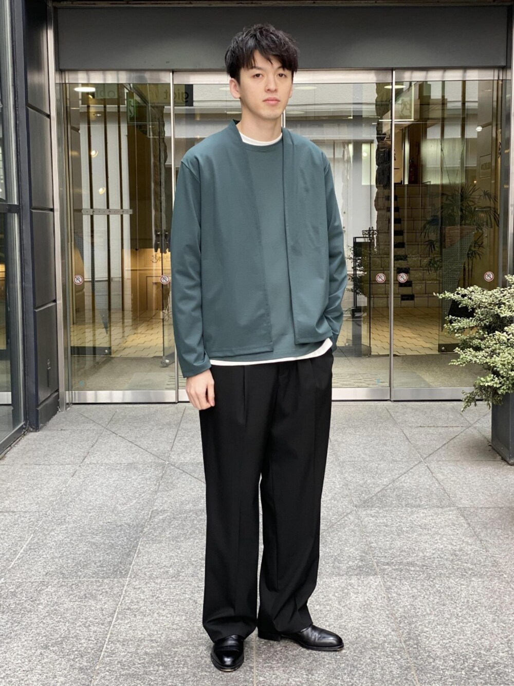 グリーン系のカーディガン/ボレロ、ブラック系のパンツ、グリーン系のTシャツ/カットソーを着用したメンズの春コーディネートの1枚目の写真