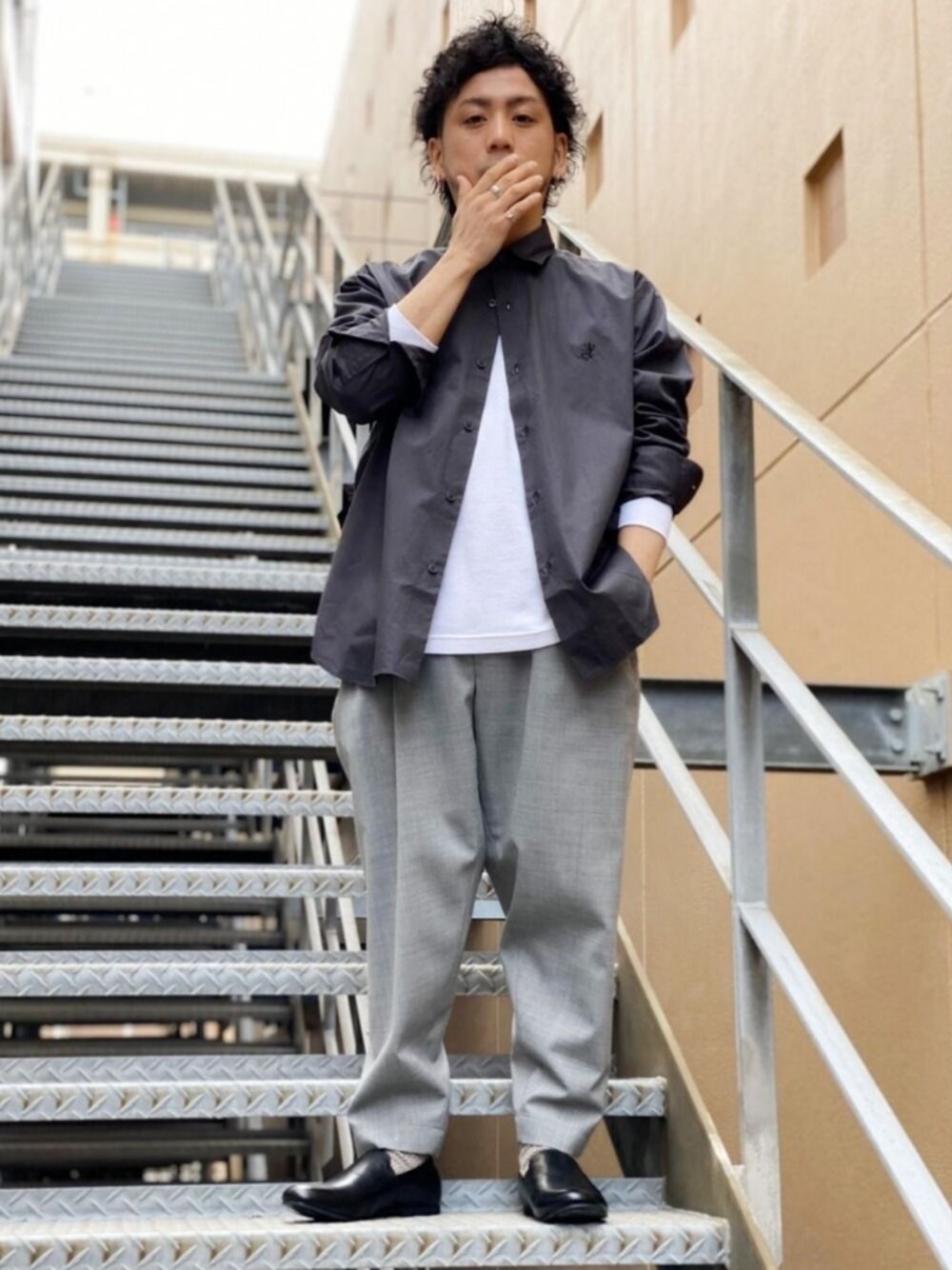 グレー系のシャツ/ブラウス、グレー系のパンツを着用したメンズの春コーディネートの1枚目の写真