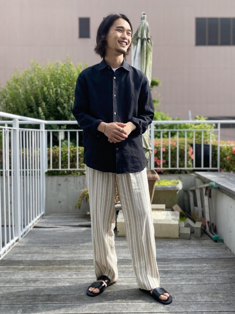 「シャツ、ストライプパンツ、サンダル、ラフスタイル、アダムエロペ(ADAM ET ROPE')、リラックススタイル、Adam et Rope'、シャツスタイル、ゆるコーデ、Hanes」｜「ADAM ET ROPE'のベルギーリネン セミワイドカラーシャツ（シャツ/ブラウス、ブラック系）」を使った、ADAM ET ROPE' HOMME STAFFさん（メンズ・173cm）の春コーディネートの1枚目の写真