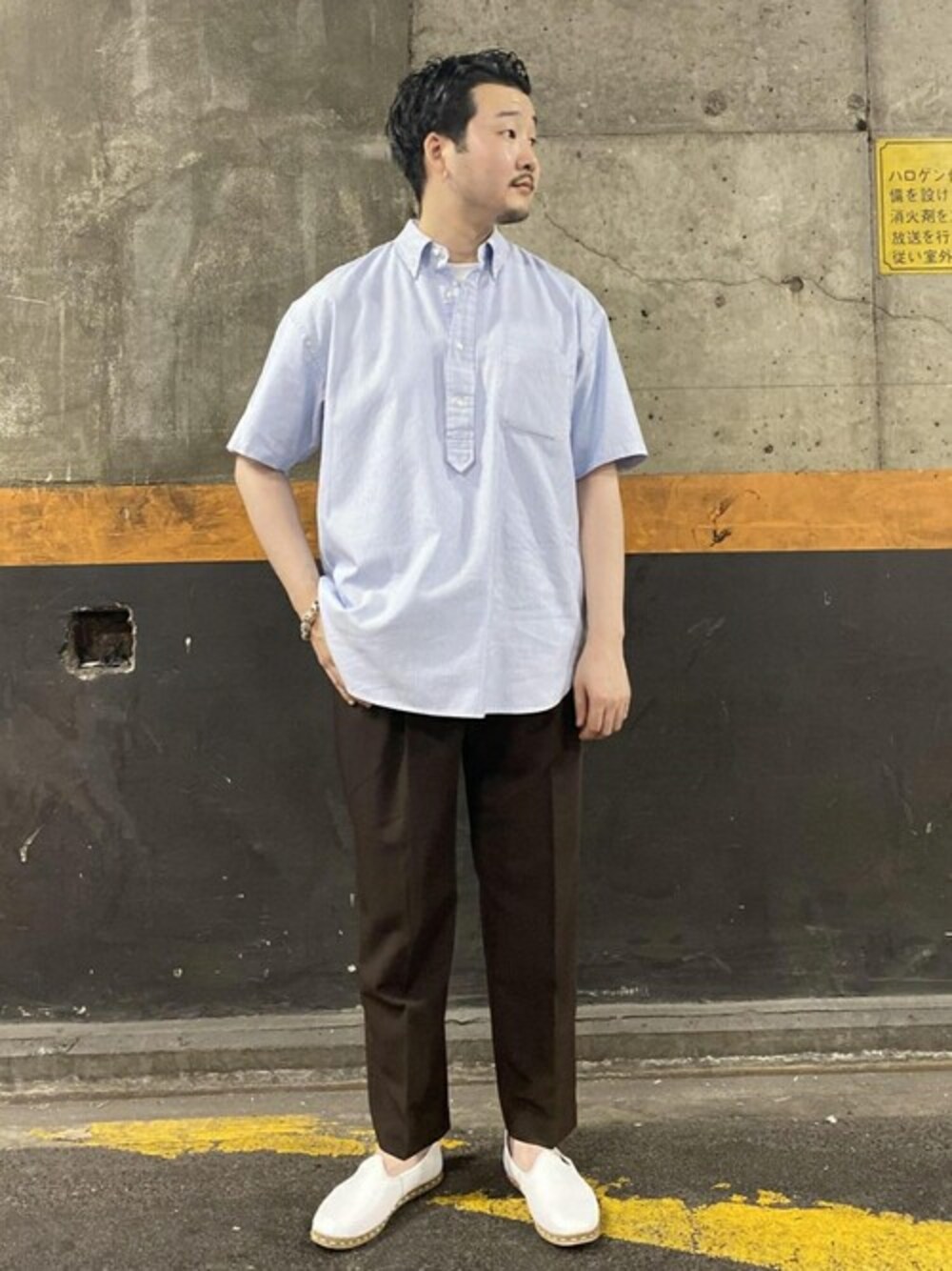 「シャツ、スラックス、スリッポン、アダムエロペ(ADAM ET ROPE')、Adam et Rope'、スラックスパンツ、シャツスタイル、夏コーデ、サックスブルー、レザースリッポン」｜「ADAM ET ROPE'のプレミアムコットン オックスフォード半袖シャツ（シャツ/ブラウス、ブルー系）」を使った、ADAM ET ROPE' HOMME STAFFさん（メンズ・170cm）の夏コーディネートの1枚目の写真