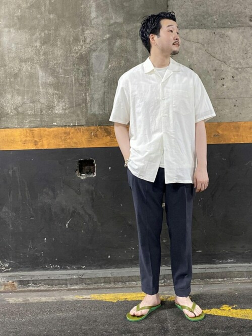 「シャツ、白シャツ、ラフ、ラフスタイル、アダムエロペ(ADAM ET ROPE')、Adam et Rope'、シャツスタイル、ラフコーデ、オープンカラーシャツ、開襟シャツ」｜「ADAM ET ROPE'の【EVALET】クロップドパンツ/吸汗・速乾（スラックス、グレー系）」を使った、ADAM ET ROPE' HOMME STAFFさん（メンズ・168cm）の夏コーディネートの1枚目の写真