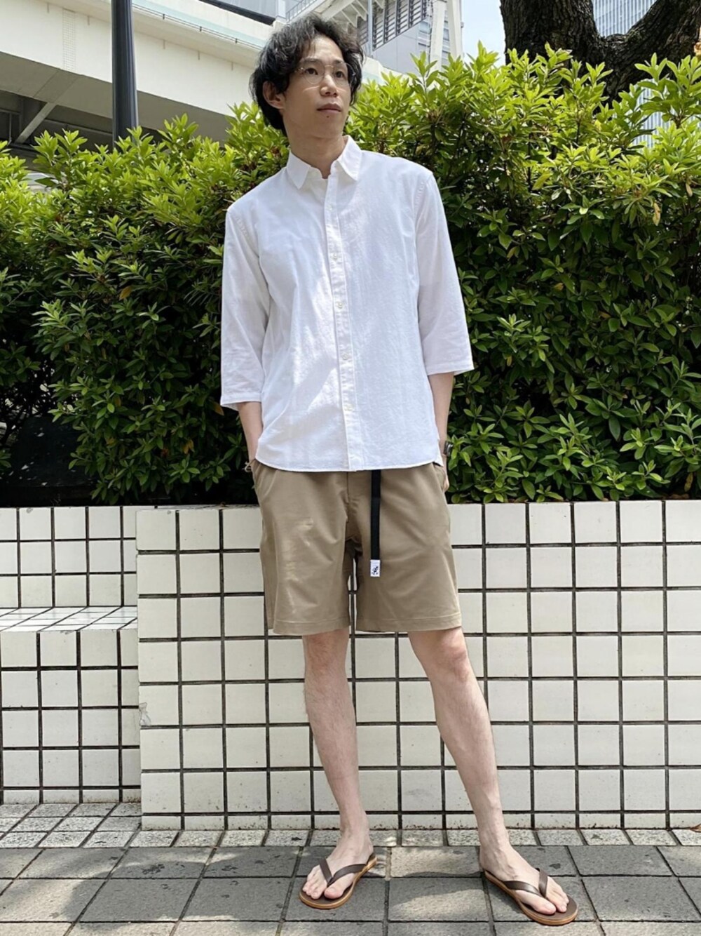 「シャツ、白シャツ、ショーツ、アダムエロペ(ADAM ET ROPE')、グラミチ、Adam et Rope'、GRAMICCI、シャツスタイル、ビーチサンダル、ショーツスタイル」｜「EL NIDO FLIPSの【EL NIDO FLIPS】SMOOTH（サンダル、ブラウン系）」を使った、ADAM ET ROPE' HOMME STAFFさん（メンズ・187cm）の夏コーディネートの1枚目の写真