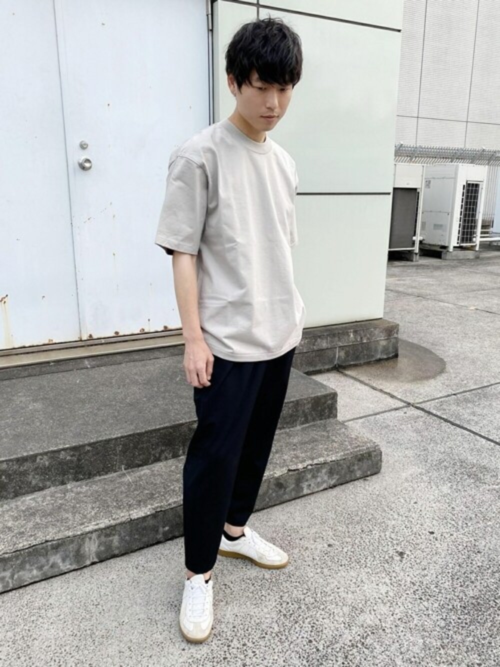 ブラック系のスラックスを着用したメンズの夏コーディネートの1枚目の写真