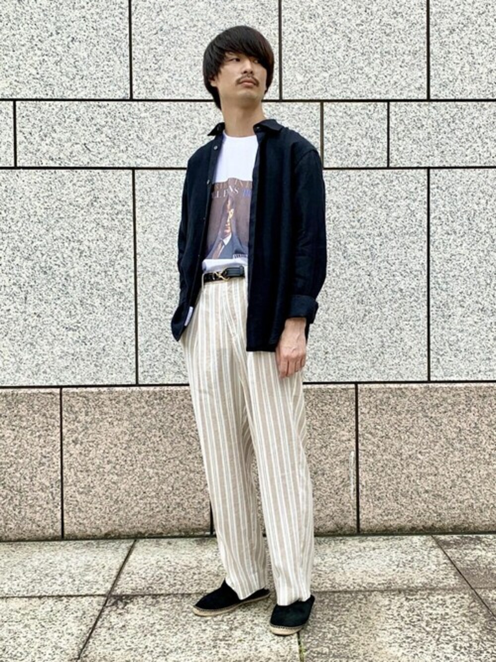 ブラック系のシャツ/ブラウス、ホワイト系のTシャツ/カットソー、ベージュ系のスラックスを着用したメンズの夏コーディネートの1枚目の写真