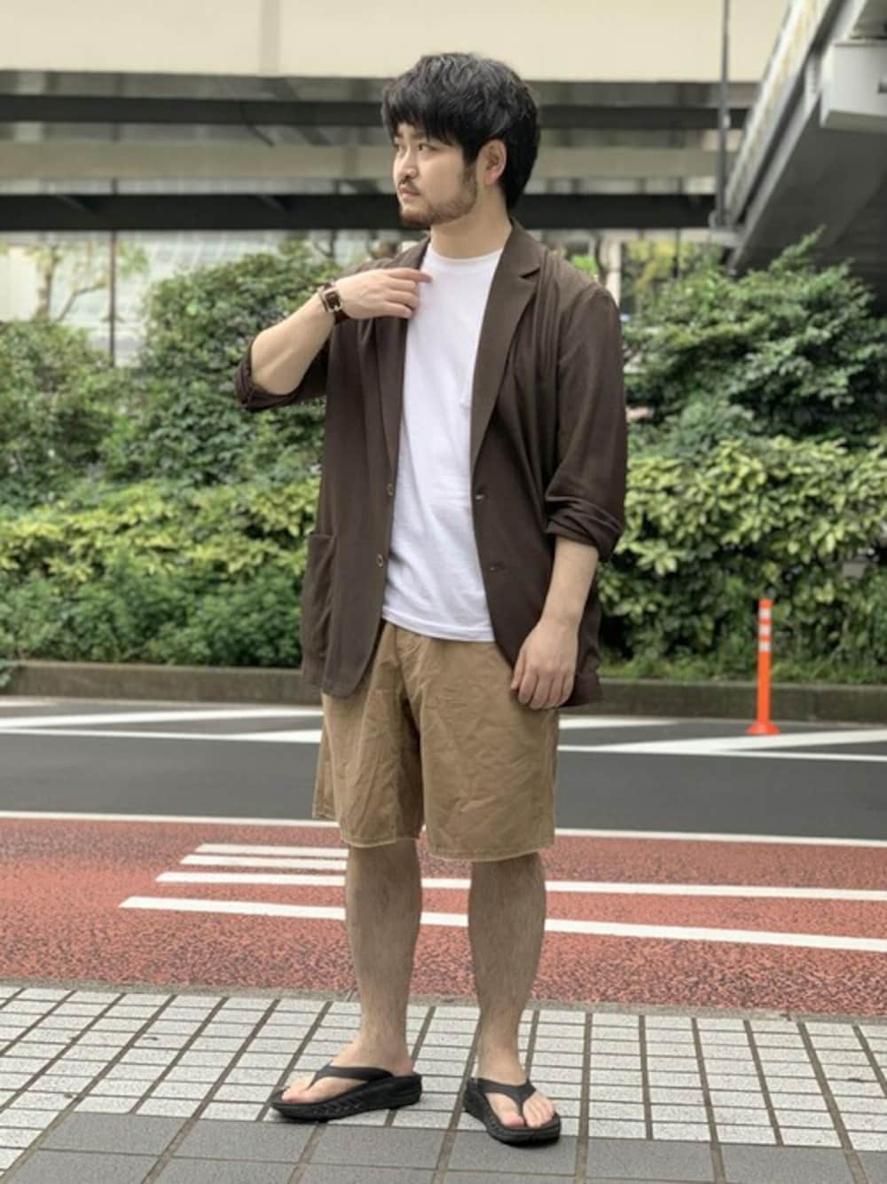ブラウン系のテーラードジャケット、ベージュ系のその他パンツを着用したメンズの夏コーディネートの1枚目の写真