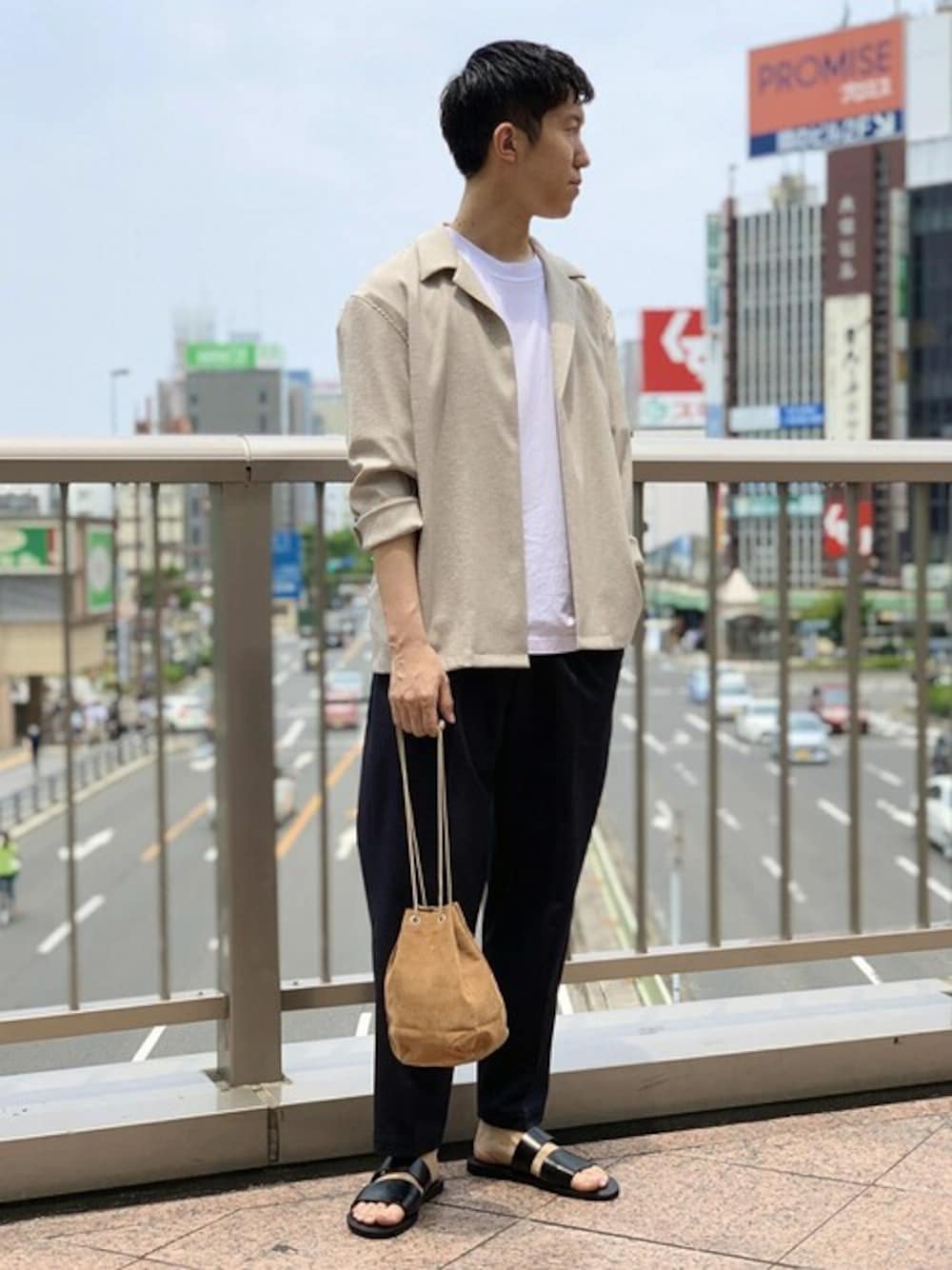 「シャツ、大人カジュアル、サンダル、アダムエロペ(ADAM ET ROPE')、Adam et Rope'、シャツスタイル、Hanes、オープンカラーシャツ、開襟シャツ、パックTシャツ」｜「ADAM ET ROPE'の〈ドライタッチ〉ボックスシルエット羽織シャツ（シャツ/ブラウス、ホワイト系）」を使った、ADAM ET ROPE' HOMME STAFFさん（メンズ・178cm）の夏コーディネートの1枚目の写真