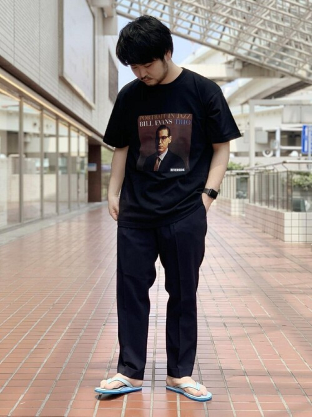 「コラボ、Tシャツ、コラボレーション、アダムエロペ(ADAM ET ROPE')、プリントT、Adam et Rope'、ビーチサンダル、黒Tシャツ、コラボTシャツ、フォトT」｜「ADAM ET ROPE'の【CONCORD × 10C】Bill Evans T（Tシャツ/カットソー、ブラック系）」を使った、ADAM ET ROPE' HOMME STAFFさん（メンズ・168cm）の夏コーディネートの1枚目の写真