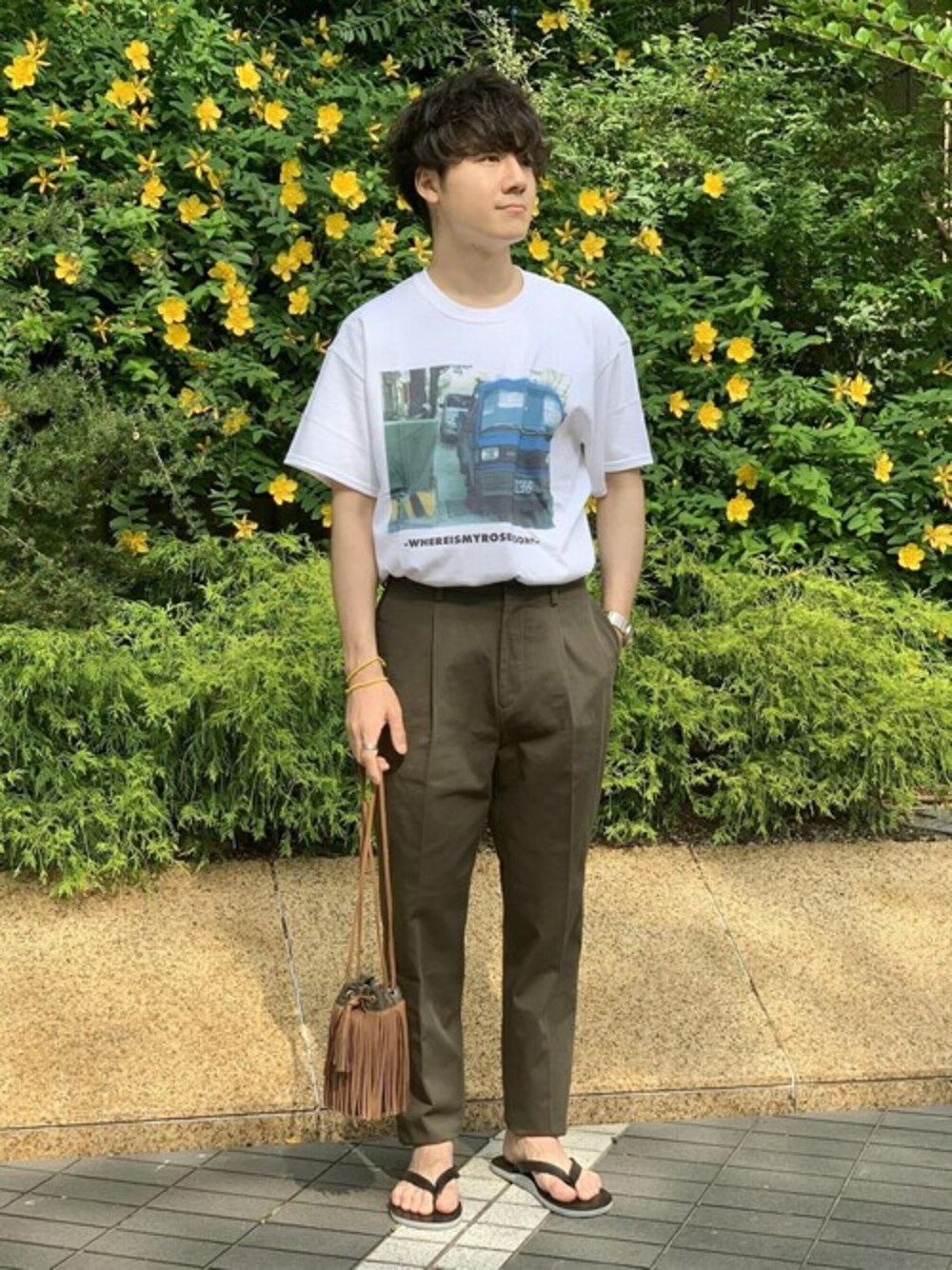 「チノパン、Tシャツ、アダムエロペ(ADAM ET ROPE')、プリントT、Adam et Rope'、ラフコーデ、カジュアルコーデ、白Tシャツ、ビーチサンダル、フォトT」｜「ADAM ET ROPE'の【Wild Life Tailor】英式 AUTHENTIC CHINO（チノパンツ、グリーン系）」を使った、ADAM ET ROPE' HOMME STAFFさん（メンズ・172cm）の夏コーディネートの1枚目の写真