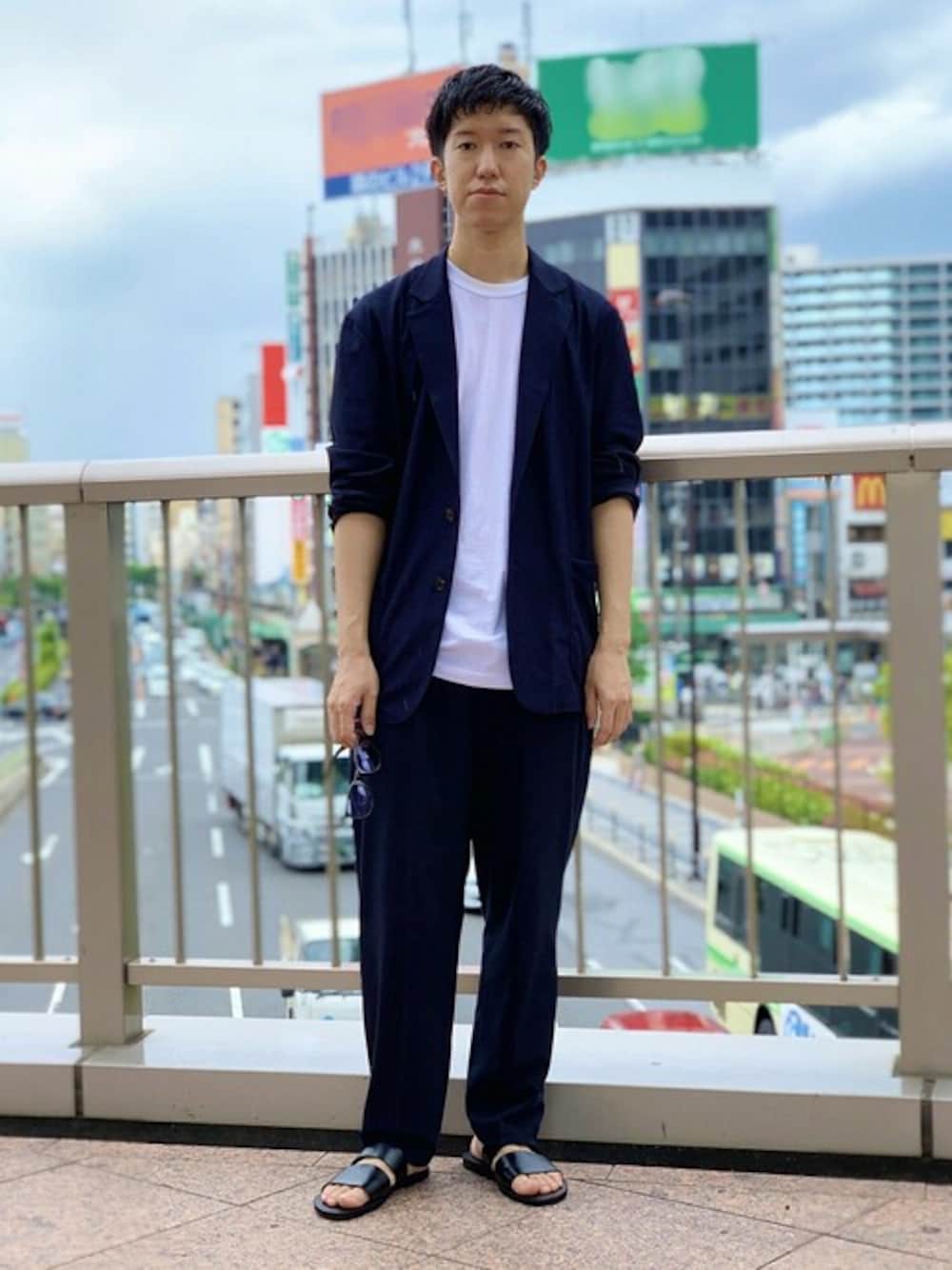 「サンダル、アダムエロペ(ADAM ET ROPE')、Adam et Rope'、ジャケットスタイル、白Tシャツ、レザーサンダル、Hanes、サマージャケット、パックTシャツ、cellar door」｜「ADAM ET ROPE'の〈吸水速乾・通気性・ウォッシャブル〉リネンライクオーバージャケット（テーラードジャケット、ブルー系）」を使った、ADAM ET ROPE' HOMME STAFFさん（メンズ・178cm）の夏コーディネートの1枚目の写真