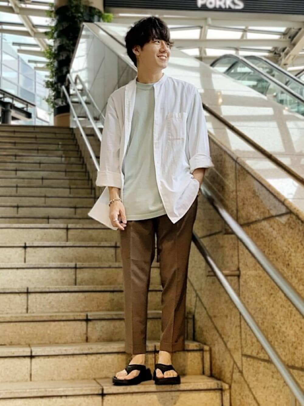 ホワイト系のシャツ/ブラウス、ベージュ系のスラックスを着用したメンズの夏コーディネートの1枚目の写真