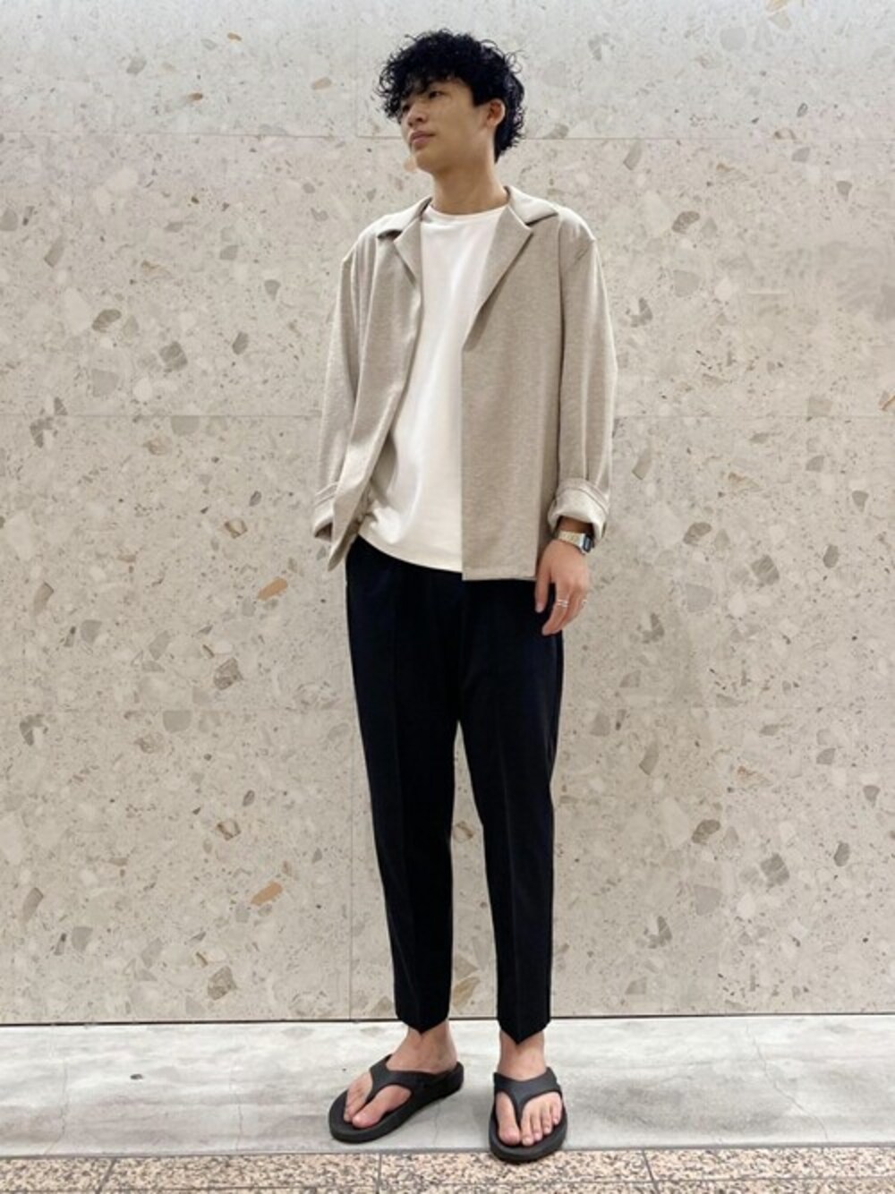 ホワイト系のシャツ/ブラウス、ホワイト系のTシャツ/カットソー、ブラック系のその他パンツを着用したメンズの夏コーディネートの1枚目の写真