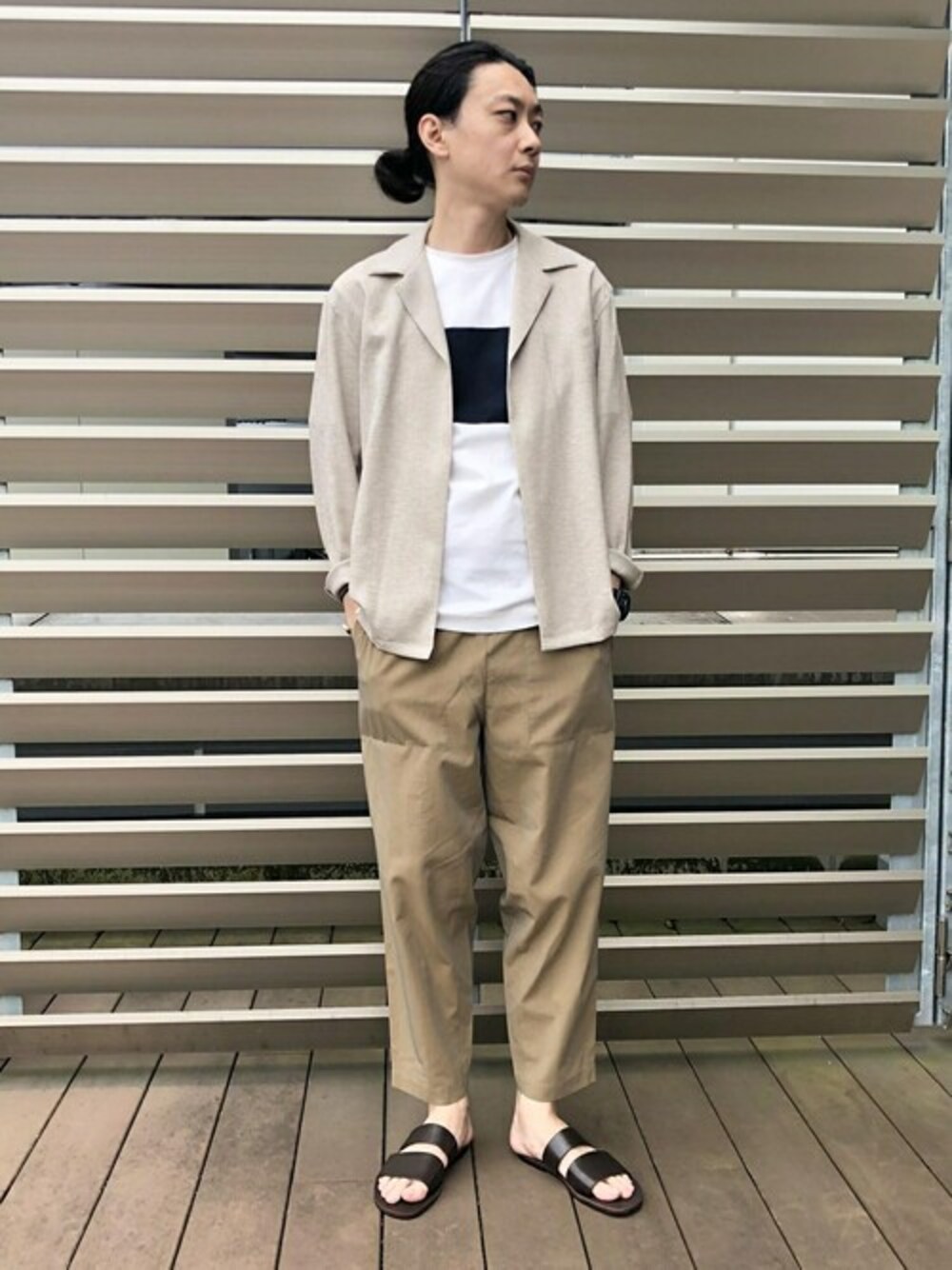 「ジャケット、白T、大人カジュアル、きれいめカジュアル、アダムエロペ(ADAM ET ROPE')、Adam et Rope'、ジャケットスタイル、ベージュコーデ、白Tシャツ、ページュ」｜「ADAM ET ROPE'の〈ドライタッチ〉ボックスシルエット羽織シャツ（シャツ/ブラウス、ホワイト系）」を使った、ADAM ET ROPE' HOMME STAFFさん（メンズ・178cm）の夏コーディネートの1枚目の写真