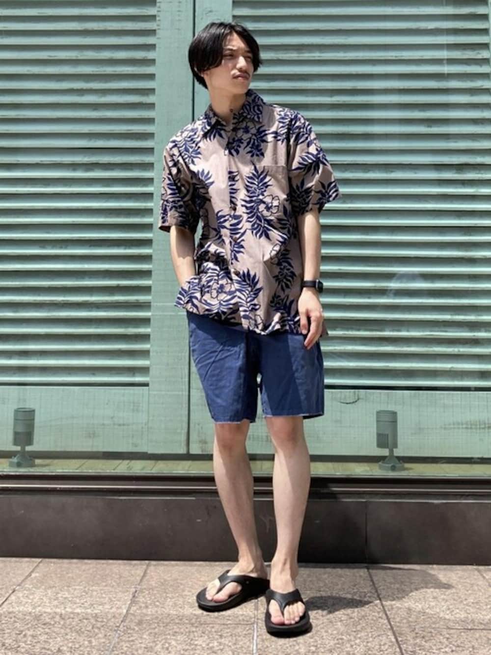 グリーン系のシャツ/ブラウス、ブルー系のその他パンツ、ブラック系のサンダルを着用したメンズの夏コーディネートの1枚目の写真