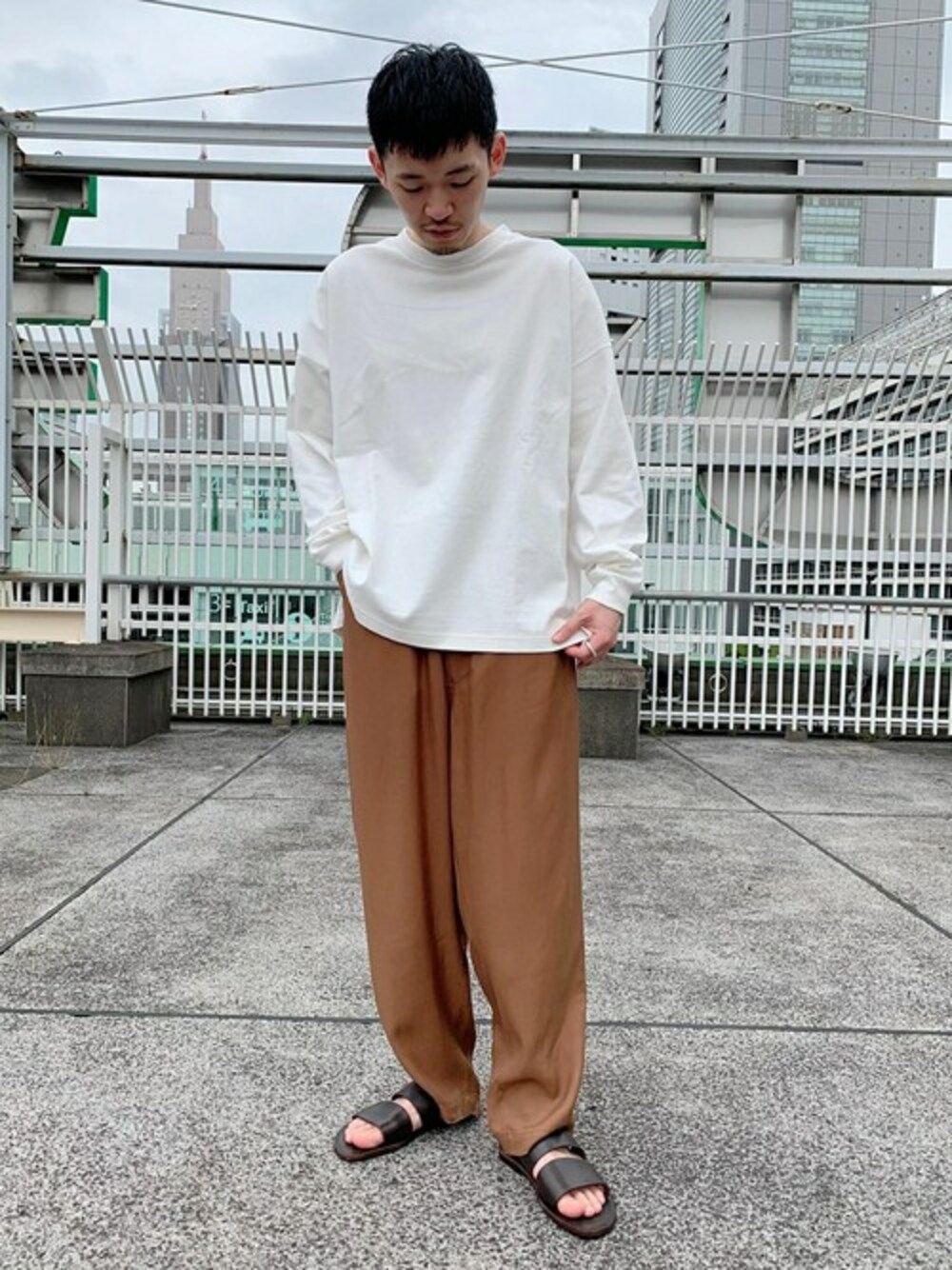 ホワイト系のTシャツ/カットソー、ブラウン系のその他パンツ、ブラウン系のサンダルを着用したメンズの夏コーディネートの1枚目の写真