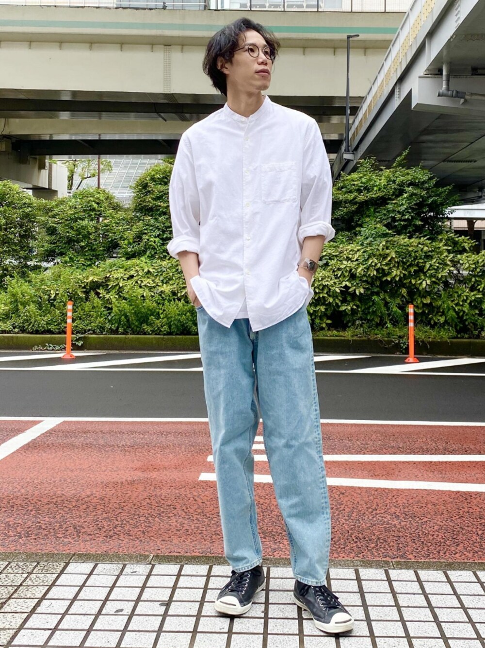「コンバース、白シャツ、converse、LEE、ジャックパーセル、アダムエロペ(ADAM ET ROPE')、Adam et Rope'、シャツスタイル、高身長、高身長コーデ」｜「ADAM ET ROPE'の〈バンブー素材〉オーバーサイズ バンドカラーシャツ（シャツ/ブラウス、ホワイト系）」を使った、ADAM ET ROPE' HOMME STAFFさん（メンズ・187cm）の夏コーディネートの1枚目の写真