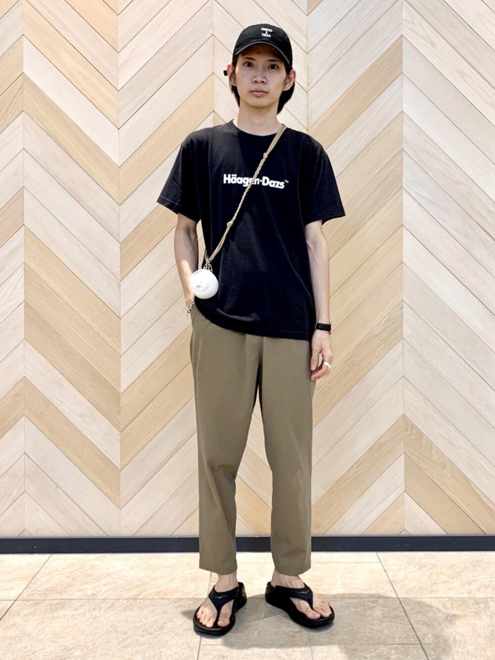 「キャップ、コラボ、アダムエロペ(ADAM ET ROPE')、Adam et Rope'、コラボTシャツ、ハーゲンダッツ、Häagen-Dazs、夏だ！Tシャツ着よう！、10culture、10C」｜「ADAM ET ROPE'の【Haagen-Daz×ADAM ET ROPE'×10C】T-shirts（Tシャツ/カットソー、ブラック系）」を使った、ADAM ET ROPE' HOMME STAFFさん（メンズ・170cm）の夏コーディネートの1枚目の写真