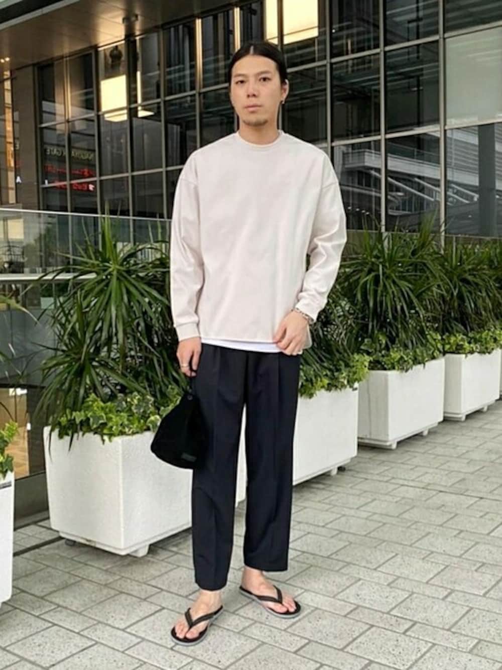 ホワイト系のTシャツ/カットソー、ブルー系のスラックス、ブラック系のサンダルを着用したメンズの夏コーディネートの1枚目の写真