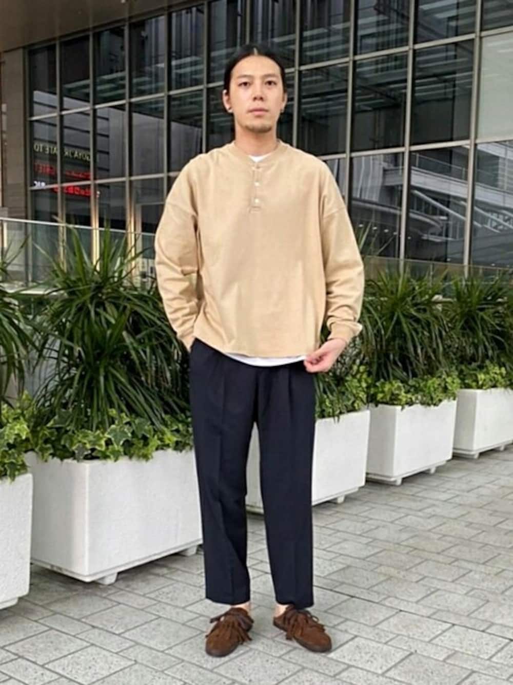 「ロンT、ラフ、ラフスタイル、アダムエロペ(ADAM ET ROPE')、Adam et Rope'、ラフコーデ、ヘンリーネック、カジュアルコーデ、スエードシューズ、WEB限定」｜「ADAM ET ROPE'の〈WEB・一部店舗限定〉ヘビーウェイト ドロップショルダー ヘンリーネック L/S Tee（Tシャツ/カットソー、ベージュ系）」を使った、ADAM ET ROPE' HOMME STAFFさん（メンズ・183cm）の夏コーディネートの1枚目の写真