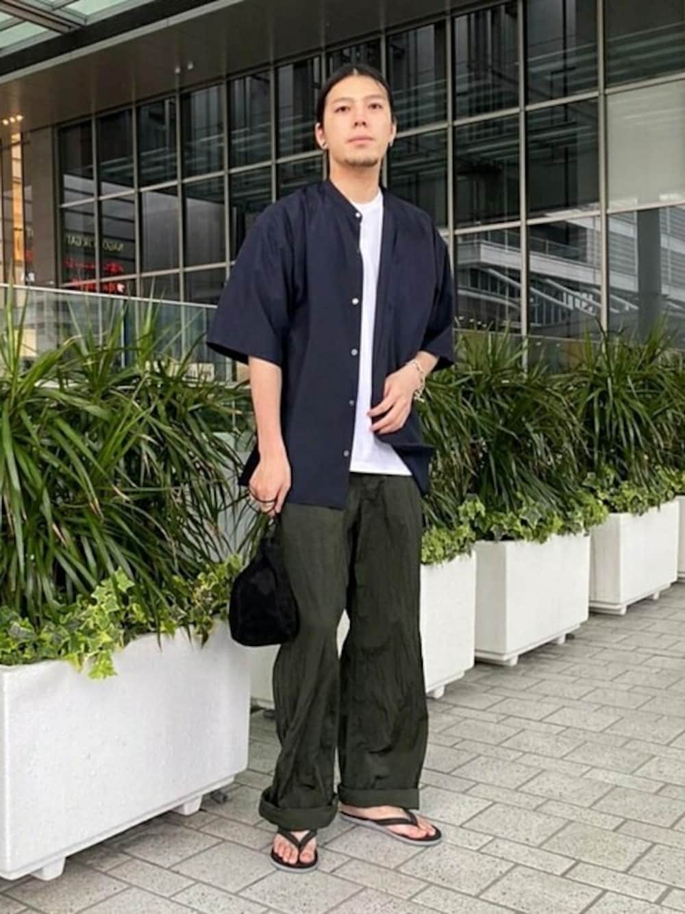 「シャツ、オーバーサイズ、ラフ、アダムエロペ(ADAM ET ROPE')、Adam et Rope'、シャツスタイル、ドロップショルダー、ゆるコーデ、バンドカラー、バンドカラーシャツ」｜「ADAM ET ROPE'の〈WEB・一部店舗限定〉ドロップショルダー バンドカラーシャツ（シャツ/ブラウス、ブルー系）」を使った、ADAM ET ROPE' HOMME STAFFさん（メンズ・183cm）の夏コーディネートの1枚目の写真