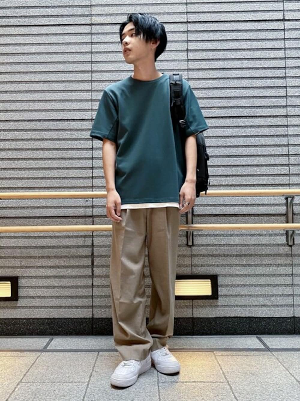 グリーン系のTシャツ/カットソー、イエロー系のスラックスを着用したメンズの夏コーディネートの1枚目の写真