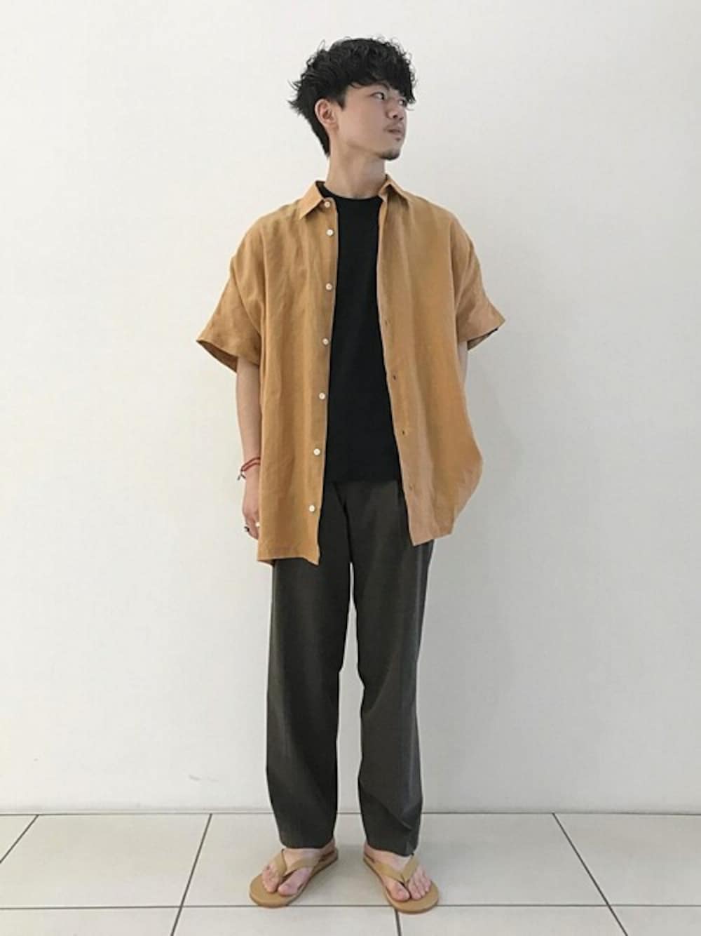 「シャツ、イエロー、マスタード、アダムエロペ(ADAM ET ROPE')、Adam et Rope'、シャツスタイル、夏コーデ、マスタードイエロー、半袖シャツ、ビーチサンダル」｜「ADAM ET ROPE'の【Carreman】ワイドスラックス（スラックス、ブラウン系）」を使った、ADAM ET ROPE' HOMME STAFFさん（メンズ・168cm）の夏コーディネートの1枚目の写真