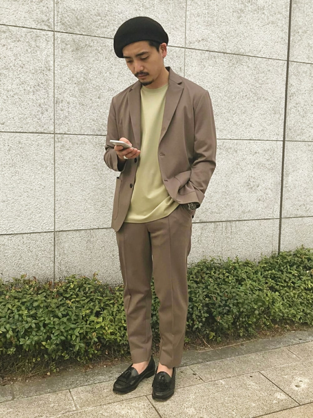 イエロー系のテーラードジャケット、イエロー系のスラックス、グリーン系のTシャツ/カットソーを着用したメンズの秋コーディネートの1枚目の写真