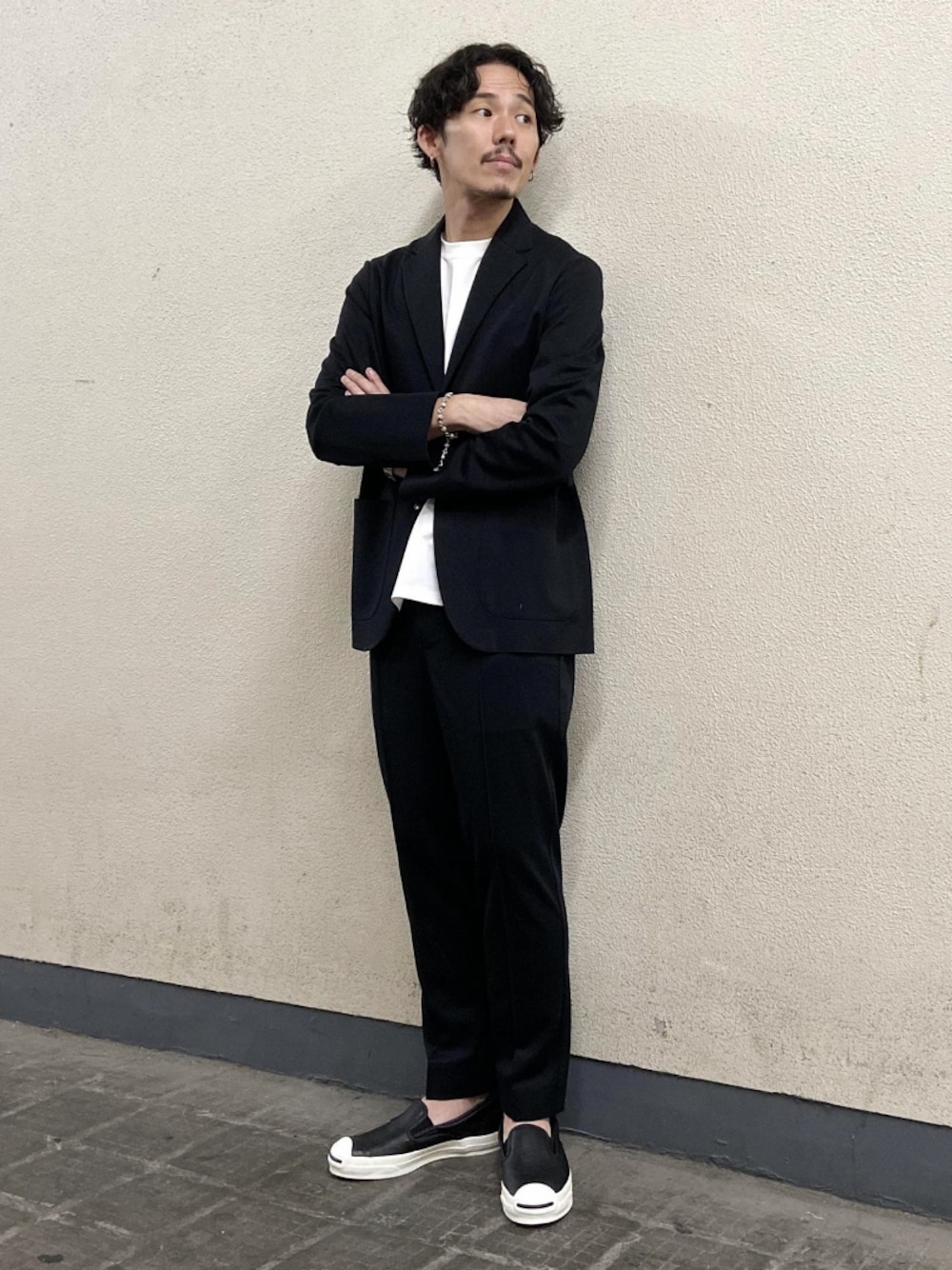 ブラック系のテーラードジャケット、ホワイト系のTシャツ/カットソー、ブラック系のスニーカーを着用したメンズの秋コーディネートの1枚目の写真